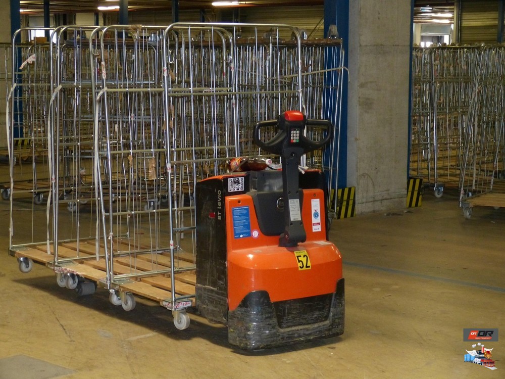 Less-than-Truckload (LTL) Shipping LTL (Less-than-Truckload) shipping handles smaller shipments by combining (“consolidating”) multiple customers’ loads in one trailer. In practice, a carrier will add several partial loads into the truck at the origin and then sort and deconsolidate them at intermediate distribution centers before final delivery. This multi-stop approach achieves higher volume utilization and lower per-cargo cost, but involves more handling (several sortation steps) and longer transit times. LTL is commonly used for mixed freight, palletized goods, or e-commerce shipments that don’t fill a full trailer.